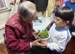 2024-25 愛心花花送長者 Give love to elderly